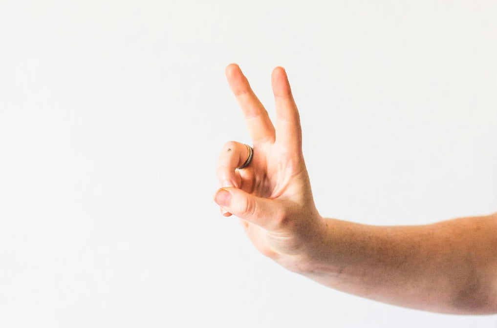 若者に流行中の「陰キャピース」とは？流行したきっかけは〇〇だった！